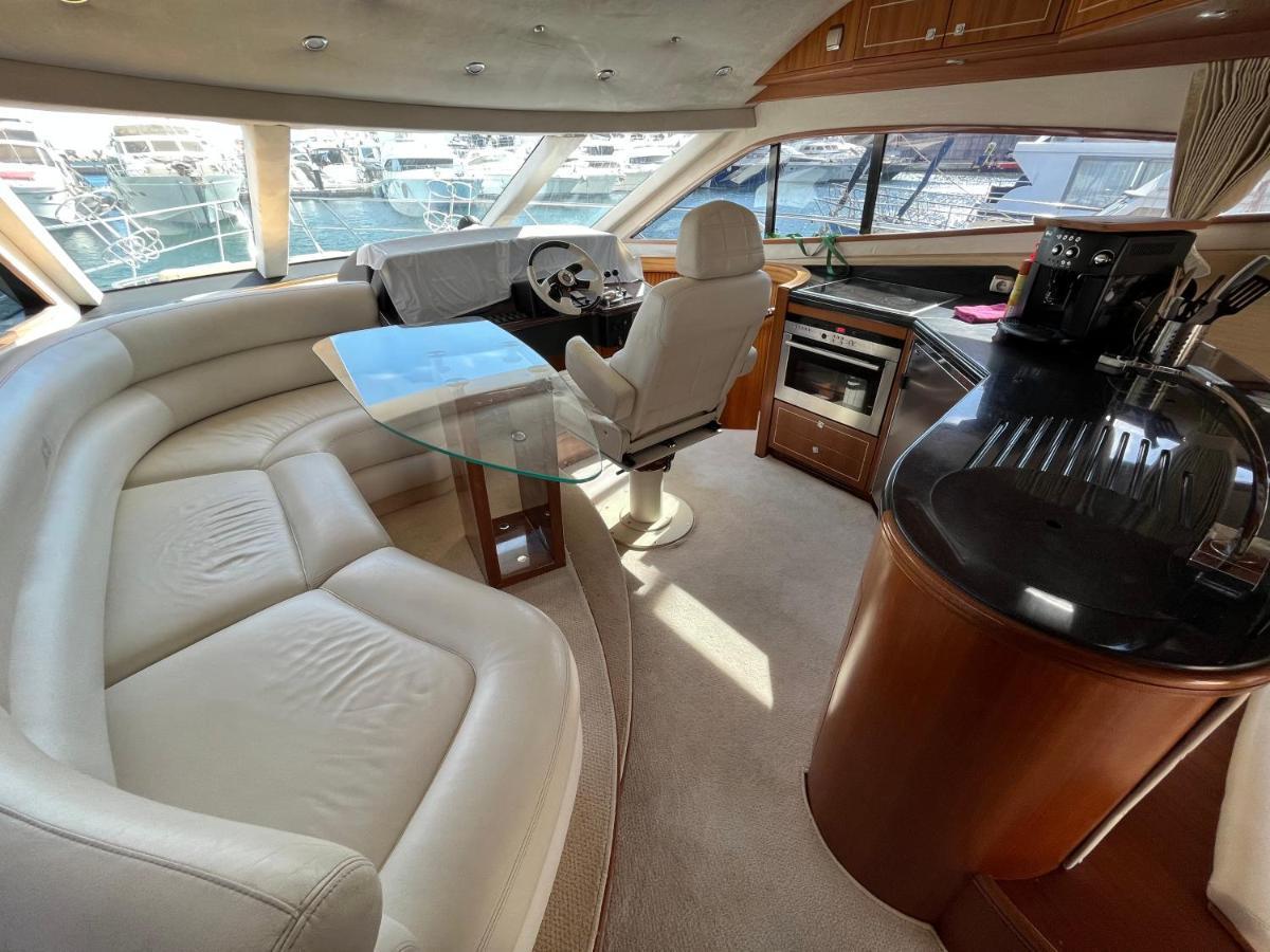 Отель Yacht In Barcelona Сан-Адриан-де-Бесос Экстерьер фото